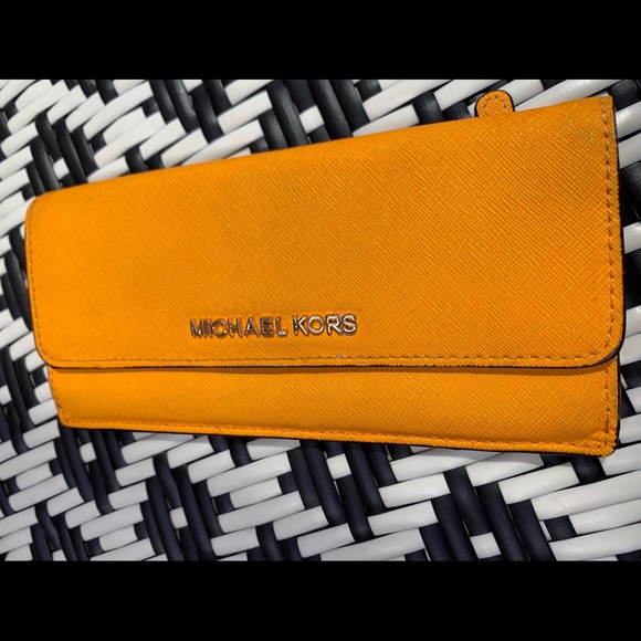 Micheal Kors - Picture 1 of 6